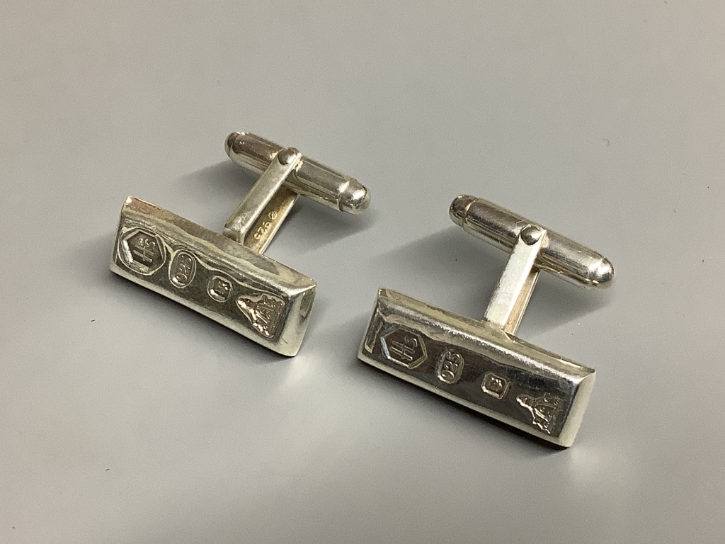 A modern pair of silver cufflinks by Harrods, length 23 mm, 15.7 g, with Harrods box.